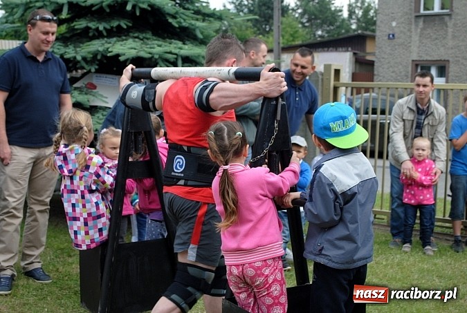 Zdjęcie w galerii na portalu naszraciborz.pl: Wojowie z IX wieku i współczesny strongman na Pikniku Rodzinnym w Kietrzu wiadomości z regionu