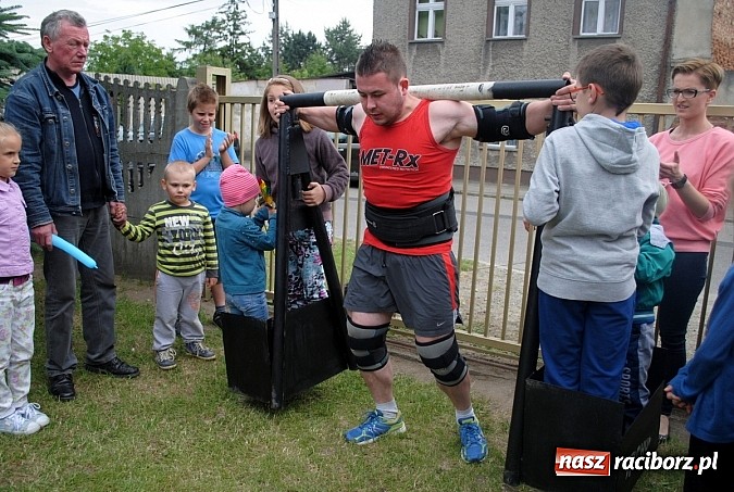Zdjęcie w galerii na portalu naszraciborz.pl: Wojowie z IX wieku i współczesny strongman na Pikniku Rodzinnym w Kietrzu wiadomości z regionu