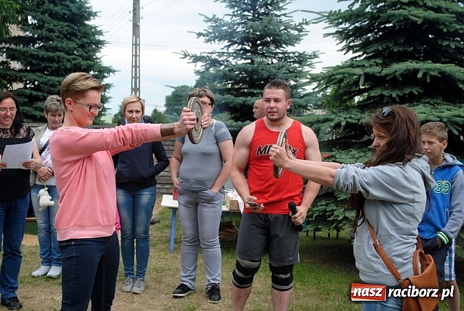 Zdjęcie w galerii na portalu naszraciborz.pl: Wojowie z IX wieku i współczesny strongman na Pikniku Rodzinnym w Kietrzu wiadomości z regionu