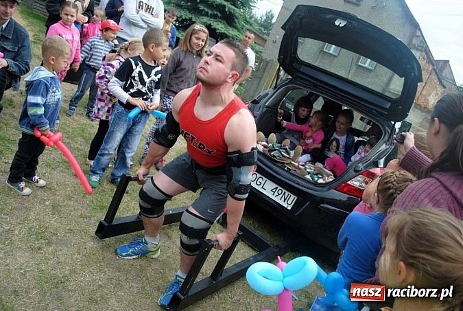 Zdjęcie w galerii na portalu naszraciborz.pl: Wojowie z IX wieku i współczesny strongman na Pikniku Rodzinnym w Kietrzu wiadomości z regionu