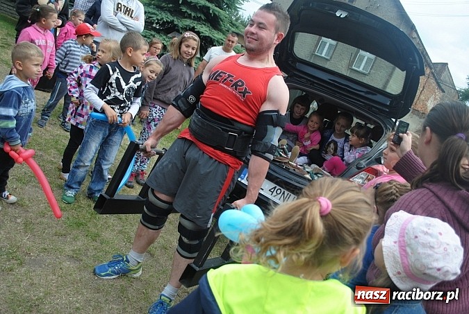 Zdjęcie w galerii na portalu naszraciborz.pl: Wojowie z IX wieku i współczesny strongman na Pikniku Rodzinnym w Kietrzu wiadomości z regionu