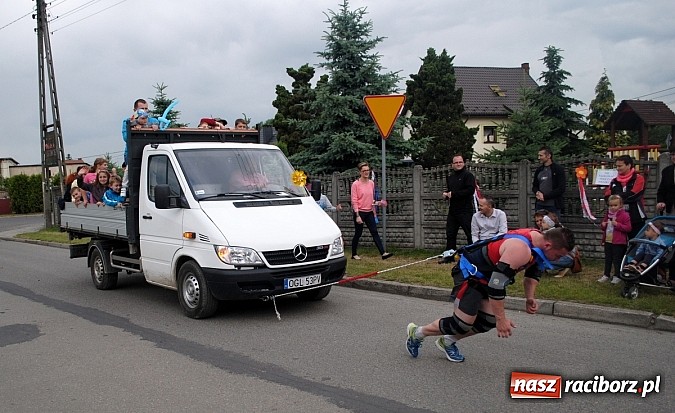 Zdjęcie w galerii na portalu naszraciborz.pl: Wojowie z IX wieku i współczesny strongman na Pikniku Rodzinnym w Kietrzu wiadomości z regionu