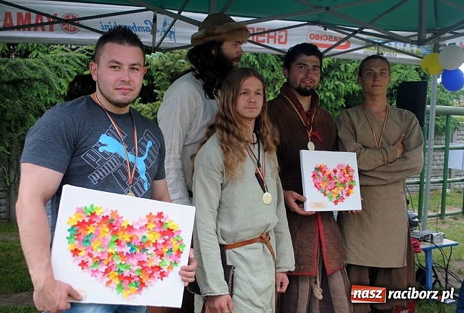 Zdjęcie w galerii na portalu naszraciborz.pl: Wojowie z IX wieku i współczesny strongman na Pikniku Rodzinnym w Kietrzu wiadomości z regionu