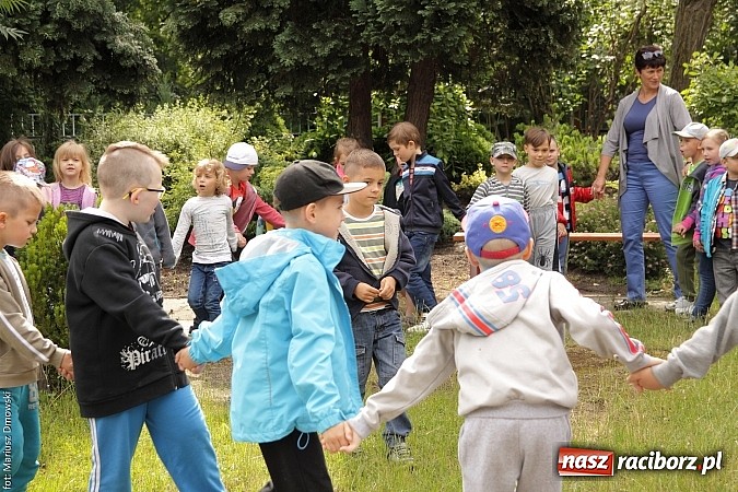 Zdjęcie w galerii na portalu naszraciborz.pl: Wakacyjne czytanie z ZSZ  wiadomości z regionu