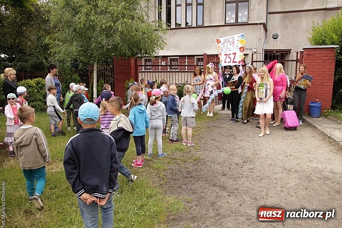 Zdjęcie w galerii na portalu naszraciborz.pl: Wakacyjne czytanie z ZSZ  wiadomości z regionu