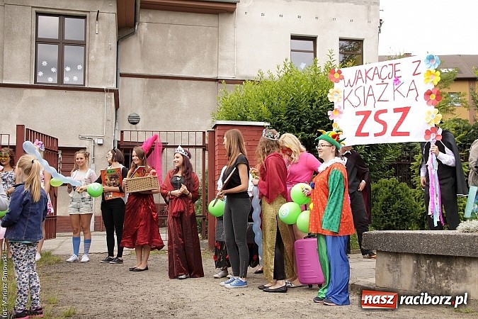 Zdjęcie w galerii na portalu naszraciborz.pl: Wakacyjne czytanie z ZSZ  wiadomości z regionu