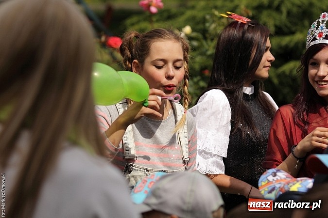 Zdjęcie w galerii na portalu naszraciborz.pl: Wakacyjne czytanie z ZSZ  wiadomości z regionu