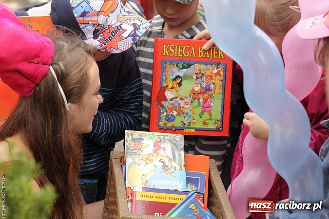 Zdjęcie w galerii na portalu naszraciborz.pl: Wakacyjne czytanie z ZSZ  wiadomości z regionu