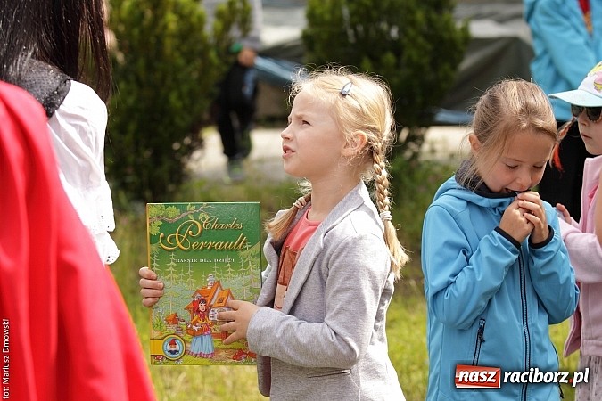 Zdjęcie w galerii na portalu naszraciborz.pl: Wakacyjne czytanie z ZSZ  wiadomości z regionu