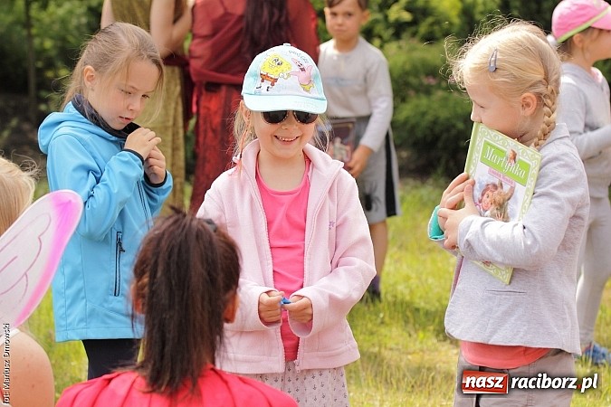 Zdjęcie w galerii na portalu naszraciborz.pl: Wakacyjne czytanie z ZSZ  wiadomości z regionu