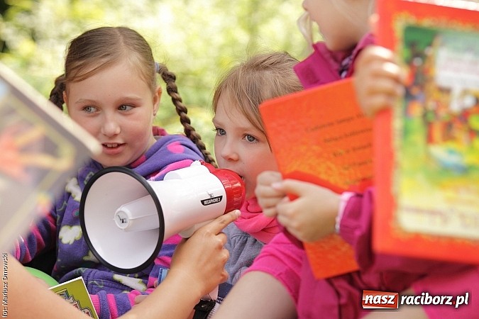 Zdjęcie w galerii na portalu naszraciborz.pl: Wakacyjne czytanie z ZSZ  wiadomości z regionu