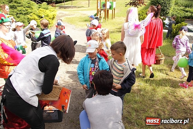 Zdjęcie w galerii na portalu naszraciborz.pl: Wakacyjne czytanie z ZSZ  wiadomości z regionu