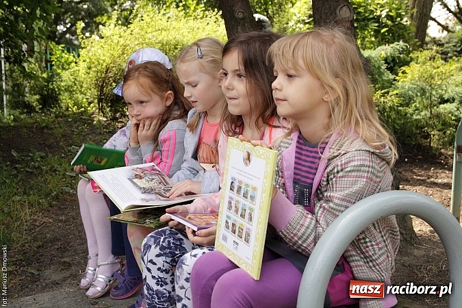 Zdjęcie w galerii na portalu naszraciborz.pl: Wakacyjne czytanie z ZSZ  wiadomości z regionu