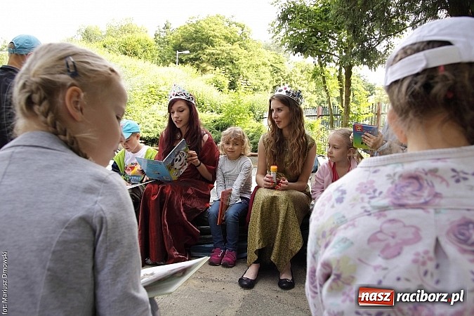 Zdjęcie w galerii na portalu naszraciborz.pl: Wakacyjne czytanie z ZSZ  wiadomości z regionu