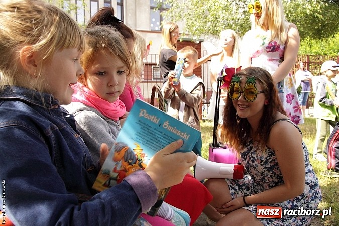 Zdjęcie w galerii na portalu naszraciborz.pl: Wakacyjne czytanie z ZSZ  wiadomości z regionu