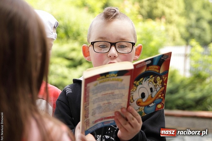 Zdjęcie w galerii na portalu naszraciborz.pl: Wakacyjne czytanie z ZSZ  wiadomości z regionu