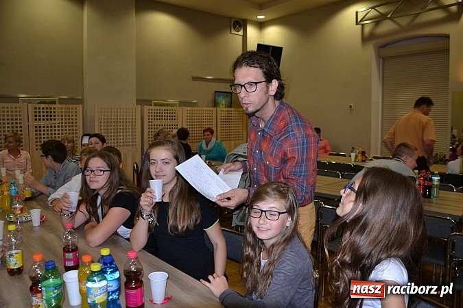 Zdjęcie w galerii na portalu naszraciborz.pl: W Tworkowie wręczono nagrody dla wyróżniających się uczniów w gminie Krzyżanowice wiadomości z regionu