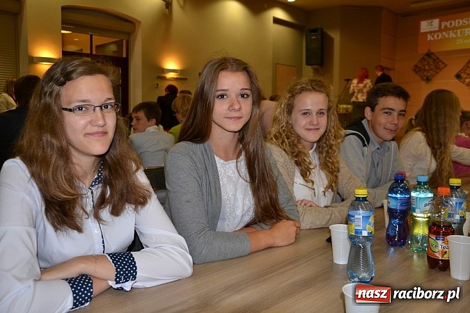 Zdjęcie w galerii na portalu naszraciborz.pl: W Tworkowie wręczono nagrody dla wyróżniających się uczniów w gminie Krzyżanowice wiadomości z regionu