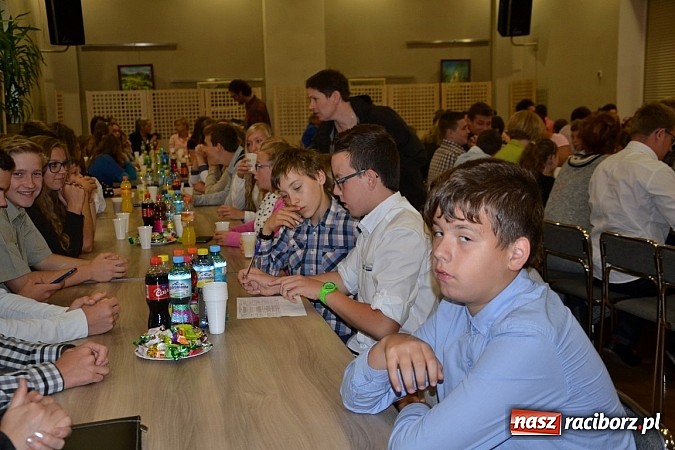 Zdjęcie w galerii na portalu naszraciborz.pl: W Tworkowie wręczono nagrody dla wyróżniających się uczniów w gminie Krzyżanowice wiadomości z regionu