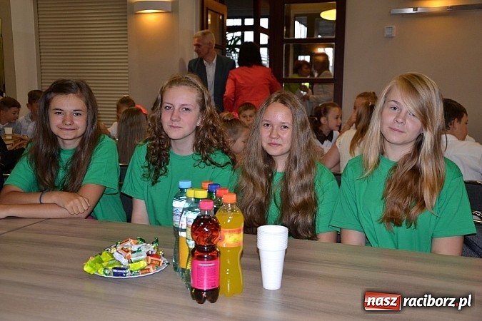 Zdjęcie w galerii na portalu naszraciborz.pl: W Tworkowie wręczono nagrody dla wyróżniających się uczniów w gminie Krzyżanowice wiadomości z regionu