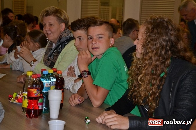 Zdjęcie w galerii na portalu naszraciborz.pl: W Tworkowie wręczono nagrody dla wyróżniających się uczniów w gminie Krzyżanowice wiadomości z regionu