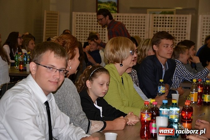 Zdjęcie w galerii na portalu naszraciborz.pl: W Tworkowie wręczono nagrody dla wyróżniających się uczniów w gminie Krzyżanowice wiadomości z regionu