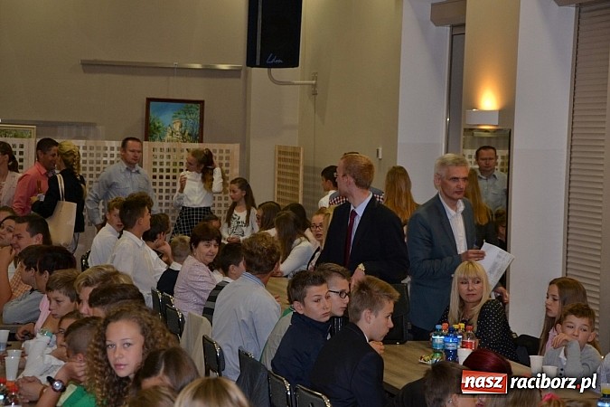 Zdjęcie w galerii na portalu naszraciborz.pl: W Tworkowie wręczono nagrody dla wyróżniających się uczniów w gminie Krzyżanowice wiadomości z regionu