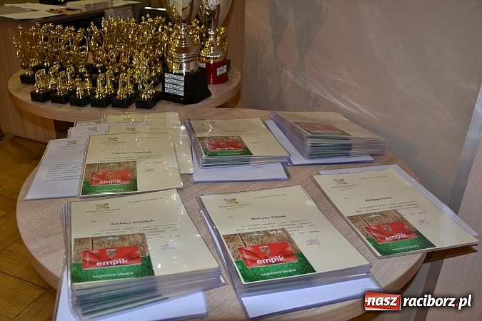 Zdjęcie w galerii na portalu naszraciborz.pl: W Tworkowie wręczono nagrody dla wyróżniających się uczniów w gminie Krzyżanowice wiadomości z regionu