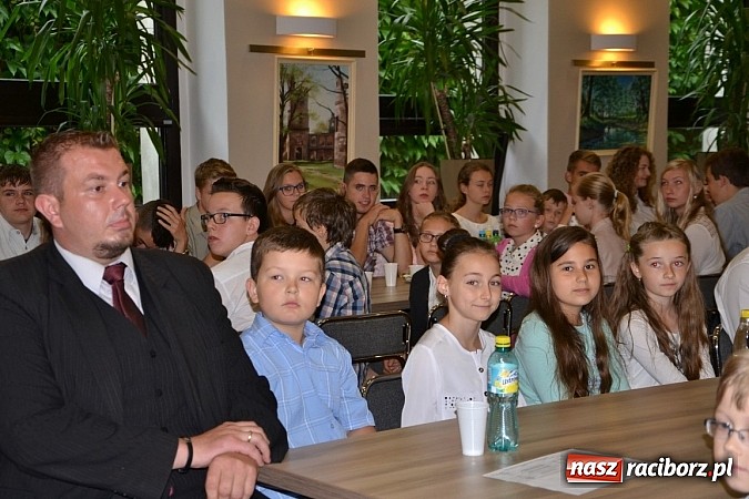 Zdjęcie w galerii na portalu naszraciborz.pl: W Tworkowie wręczono nagrody dla wyróżniających się uczniów w gminie Krzyżanowice wiadomości z regionu