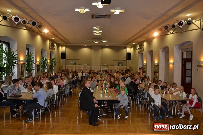 Zdjęcie w galerii na portalu naszraciborz.pl: W Tworkowie wręczono nagrody dla wyróżniających się uczniów w gminie Krzyżanowice wiadomości z regionu