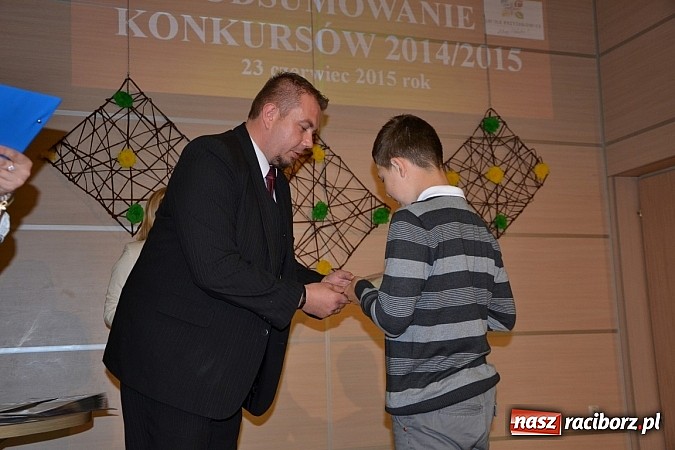 Zdjęcie w galerii na portalu naszraciborz.pl: W Tworkowie wręczono nagrody dla wyróżniających się uczniów w gminie Krzyżanowice wiadomości z regionu