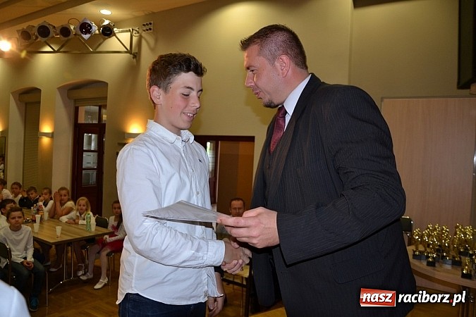 Zdjęcie w galerii na portalu naszraciborz.pl: W Tworkowie wręczono nagrody dla wyróżniających się uczniów w gminie Krzyżanowice wiadomości z regionu