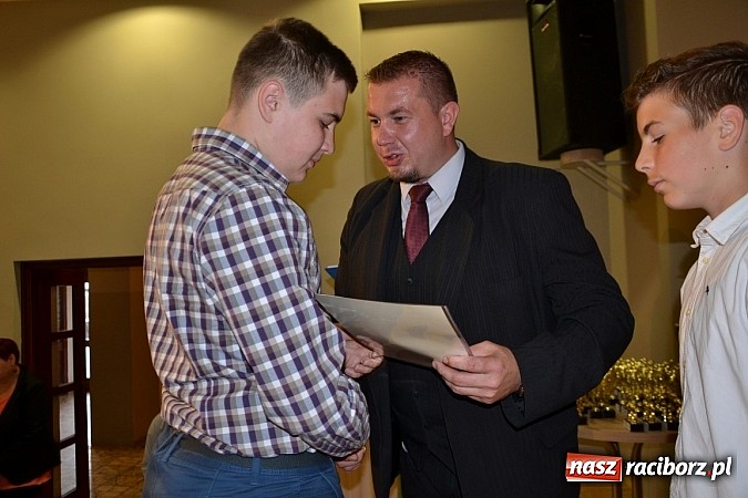 Zdjęcie w galerii na portalu naszraciborz.pl: W Tworkowie wręczono nagrody dla wyróżniających się uczniów w gminie Krzyżanowice wiadomości z regionu