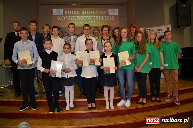 Zdjęcie w galerii na portalu naszraciborz.pl: W Tworkowie wręczono nagrody dla wyróżniających się uczniów w gminie Krzyżanowice wiadomości z regionu
