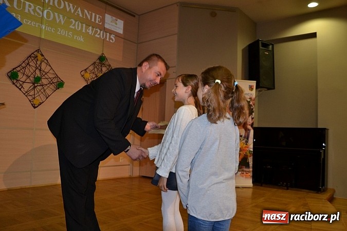 Zdjęcie w galerii na portalu naszraciborz.pl: W Tworkowie wręczono nagrody dla wyróżniających się uczniów w gminie Krzyżanowice wiadomości z regionu