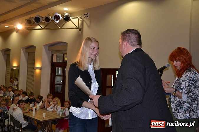 Zdjęcie w galerii na portalu naszraciborz.pl: W Tworkowie wręczono nagrody dla wyróżniających się uczniów w gminie Krzyżanowice wiadomości z regionu