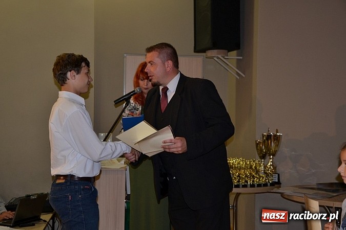 Zdjęcie w galerii na portalu naszraciborz.pl: W Tworkowie wręczono nagrody dla wyróżniających się uczniów w gminie Krzyżanowice wiadomości z regionu