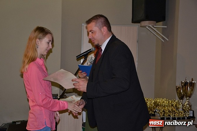 Zdjęcie w galerii na portalu naszraciborz.pl: W Tworkowie wręczono nagrody dla wyróżniających się uczniów w gminie Krzyżanowice wiadomości z regionu