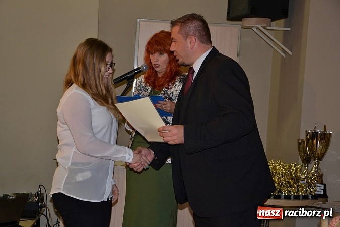 Zdjęcie w galerii na portalu naszraciborz.pl: W Tworkowie wręczono nagrody dla wyróżniających się uczniów w gminie Krzyżanowice wiadomości z regionu