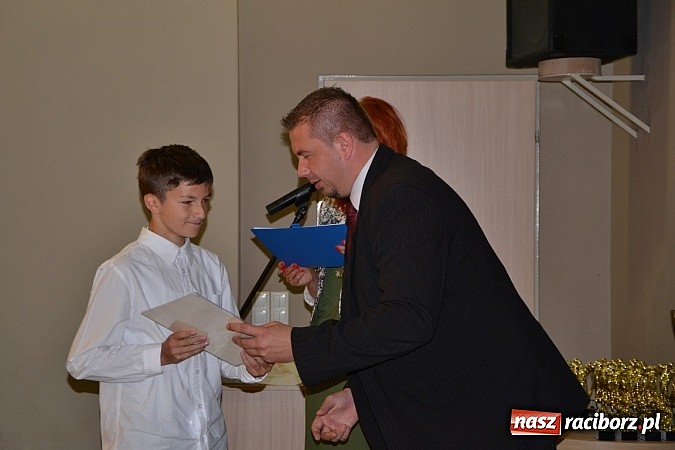 Zdjęcie w galerii na portalu naszraciborz.pl: W Tworkowie wręczono nagrody dla wyróżniających się uczniów w gminie Krzyżanowice wiadomości z regionu