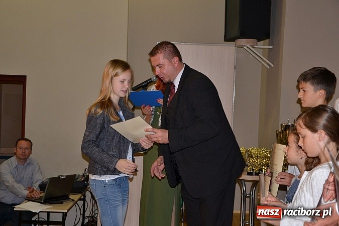 Zdjęcie w galerii na portalu naszraciborz.pl: W Tworkowie wręczono nagrody dla wyróżniających się uczniów w gminie Krzyżanowice wiadomości z regionu