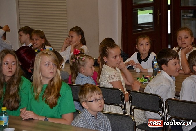 Zdjęcie w galerii na portalu naszraciborz.pl: W Tworkowie wręczono nagrody dla wyróżniających się uczniów w gminie Krzyżanowice wiadomości z regionu