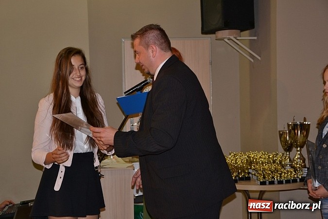 Zdjęcie w galerii na portalu naszraciborz.pl: W Tworkowie wręczono nagrody dla wyróżniających się uczniów w gminie Krzyżanowice wiadomości z regionu