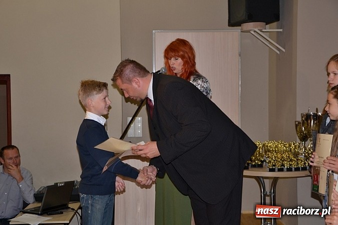 Zdjęcie w galerii na portalu naszraciborz.pl: W Tworkowie wręczono nagrody dla wyróżniających się uczniów w gminie Krzyżanowice wiadomości z regionu