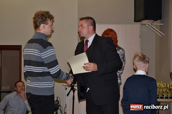 Zdjęcie w galerii na portalu naszraciborz.pl: W Tworkowie wręczono nagrody dla wyróżniających się uczniów w gminie Krzyżanowice wiadomości z regionu