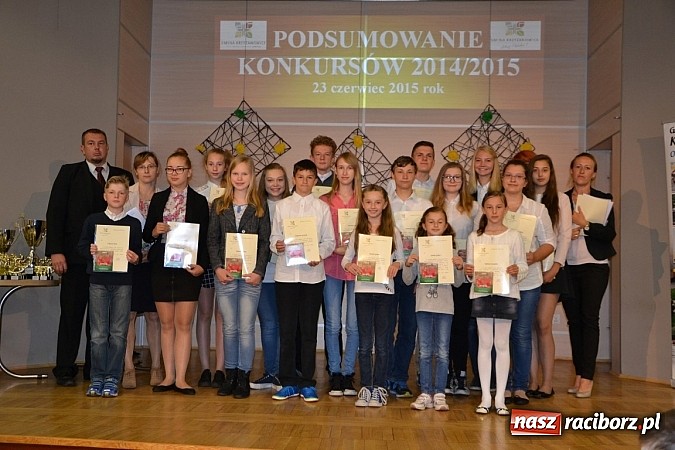 Zdjęcie w galerii na portalu naszraciborz.pl: W Tworkowie wręczono nagrody dla wyróżniających się uczniów w gminie Krzyżanowice wiadomości z regionu