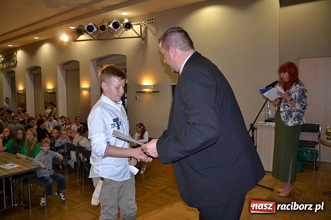 Zdjęcie w galerii na portalu naszraciborz.pl: W Tworkowie wręczono nagrody dla wyróżniających się uczniów w gminie Krzyżanowice wiadomości z regionu