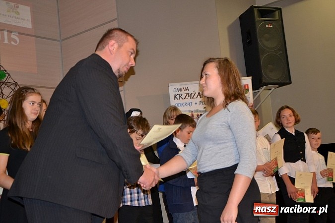 Zdjęcie w galerii na portalu naszraciborz.pl: W Tworkowie wręczono nagrody dla wyróżniających się uczniów w gminie Krzyżanowice wiadomości z regionu