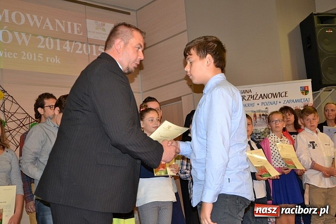 Zdjęcie w galerii na portalu naszraciborz.pl: W Tworkowie wręczono nagrody dla wyróżniających się uczniów w gminie Krzyżanowice wiadomości z regionu