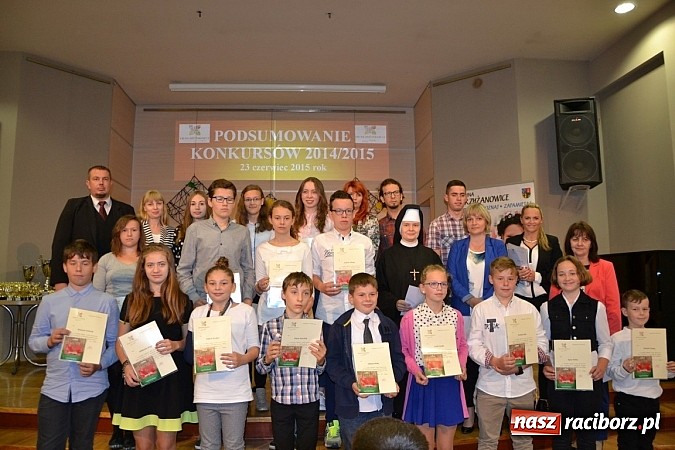 Zdjęcie w galerii na portalu naszraciborz.pl: W Tworkowie wręczono nagrody dla wyróżniających się uczniów w gminie Krzyżanowice wiadomości z regionu